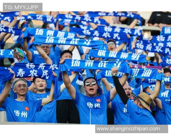 退役足球明星重返绿茵场小场赛精彩对决引发球迷热潮 退役足球明星重返绿茵场小场赛精彩对决引发球迷热潮